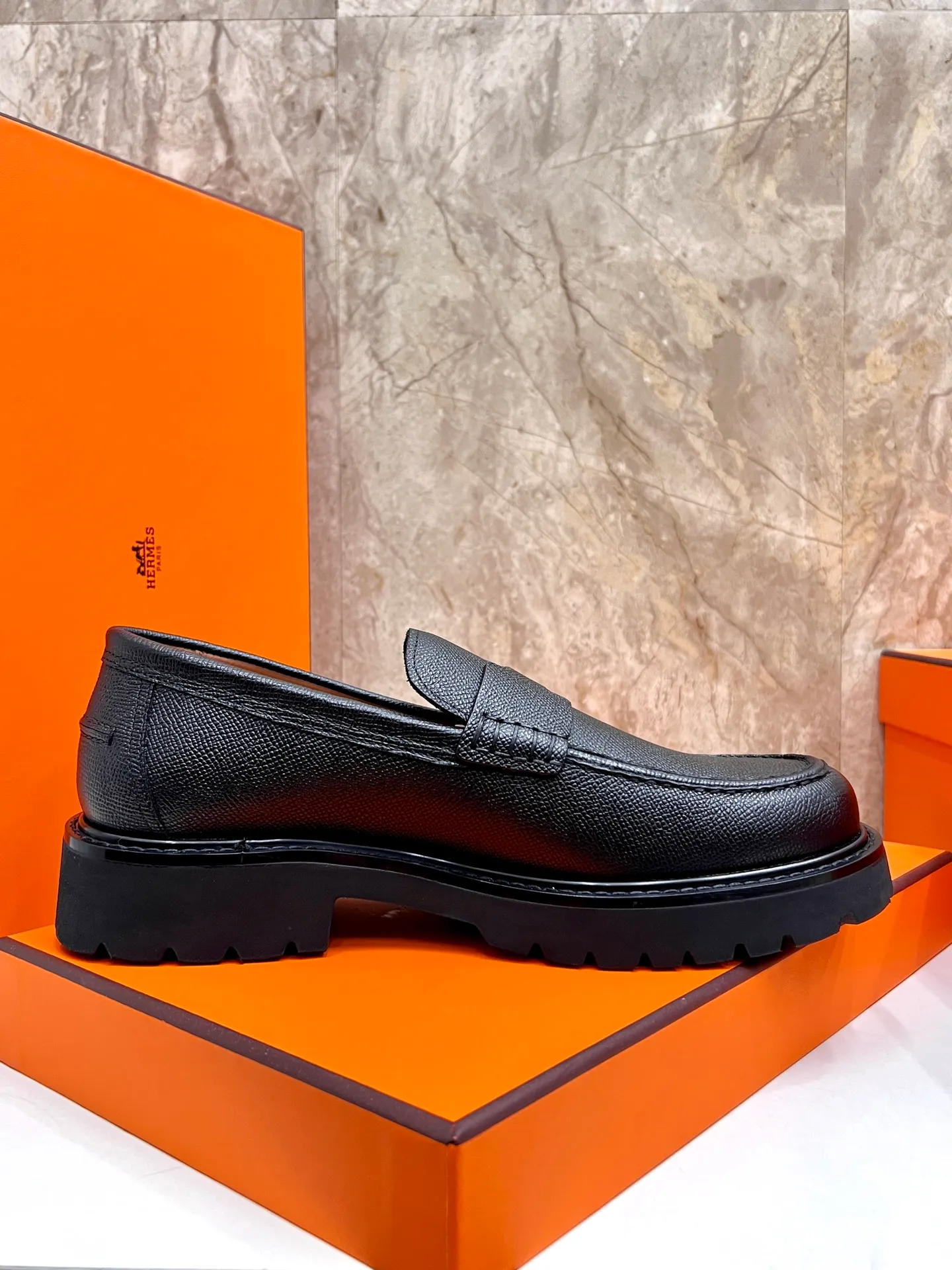 Original order quality P840 Brand: Hermès Standard code: Men's code: 39.40.41.42.43.44. (38.45 custom-made Grade: Same as the official website Original order quality Material: Original cowhide Original breathable cowhide lining Original outsole Style category: Men's fashionable casual leather shoes Color: Actual picture